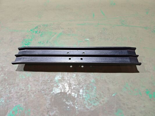 कोमात्सु PC60 ट्रैक शू ट्रिपल ग्राउसर ट्रैक शू पिच STG135A-8-750-001