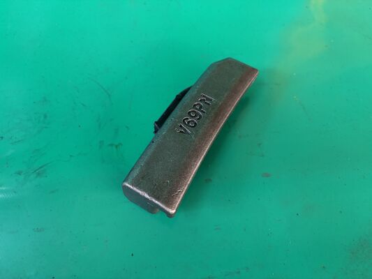 खुदाई करने वाले स्पेयर पार्ट्स बाल्टी दांत सहायक उपकरण एडाप्टर लॉक पिन V69PN